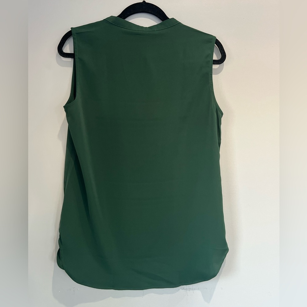 Elegant Green Sleeveless Top - Picture 2 of 3